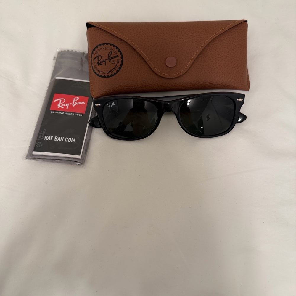Ray-Ban Classic Black Wayfarer Sunglasses with Brown Case - Picture 7 of 7